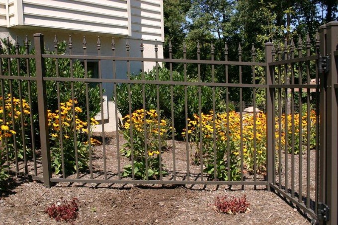 Bronze Aluminum Fence With Quod Finials