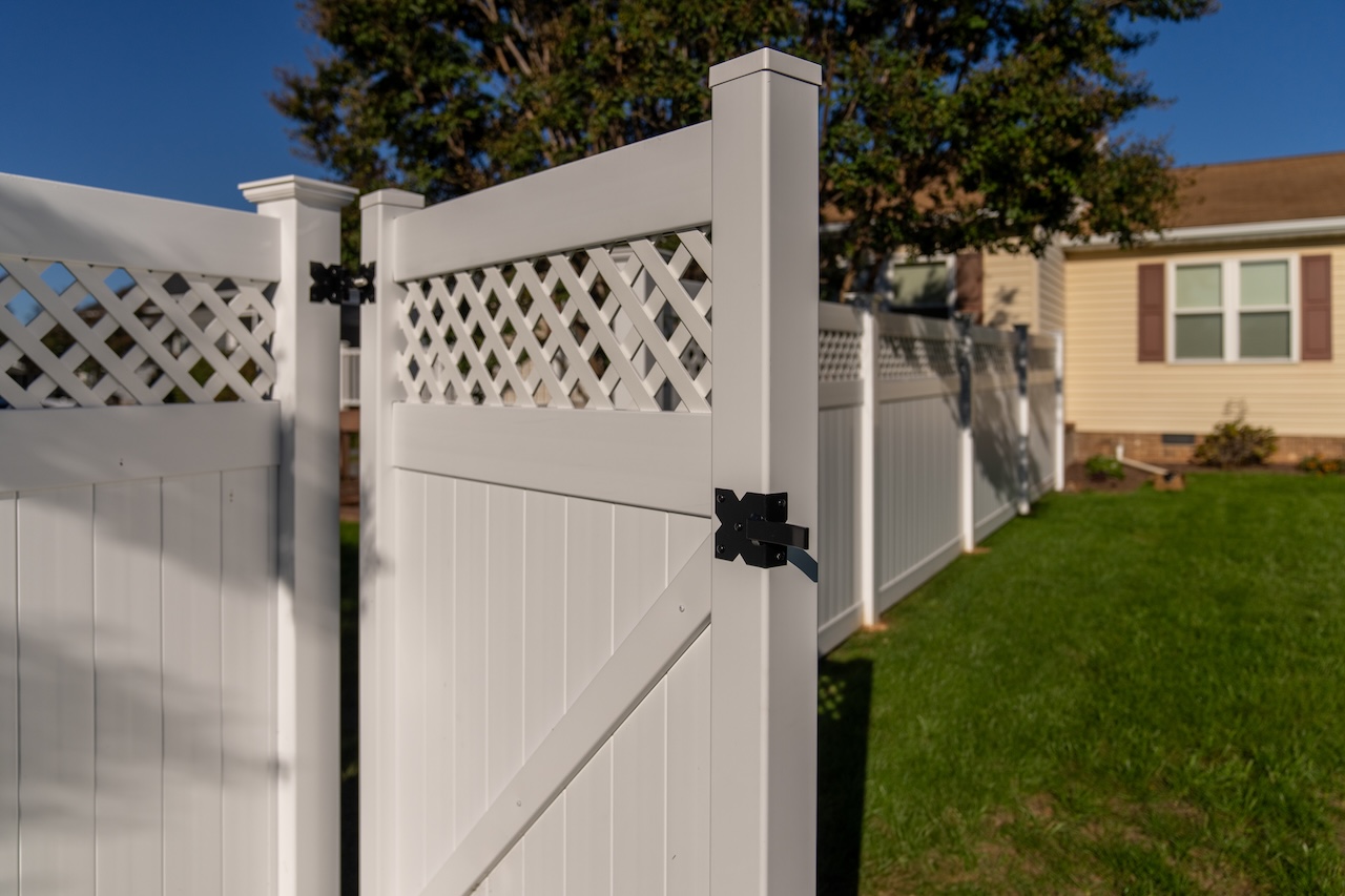 vinyl privacy fence with lattice top rail accent
