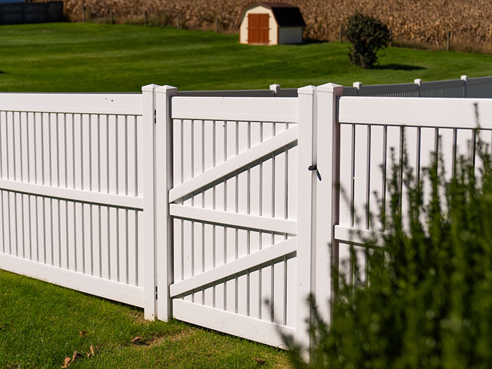 Semi privacy vinyl fence gate