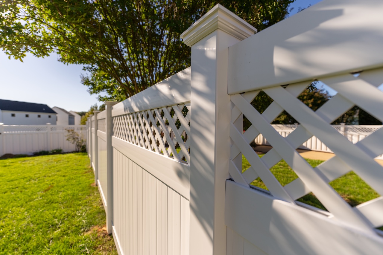 Cambridge vinyl privacy fence with lattice accent