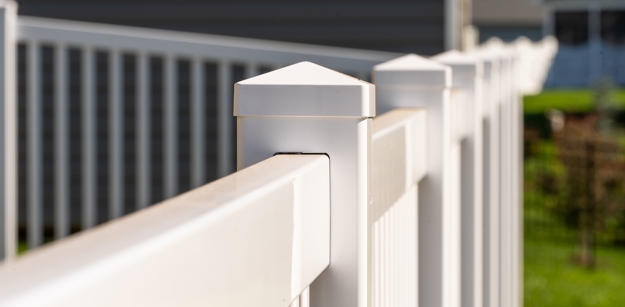 white vinyl picket yard fence