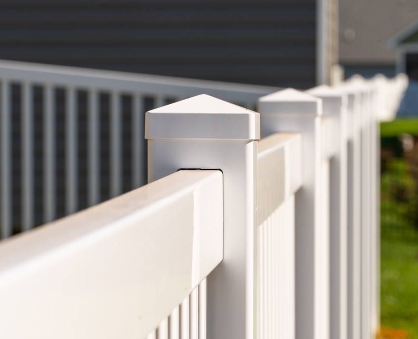 white vinyl picket yard fence