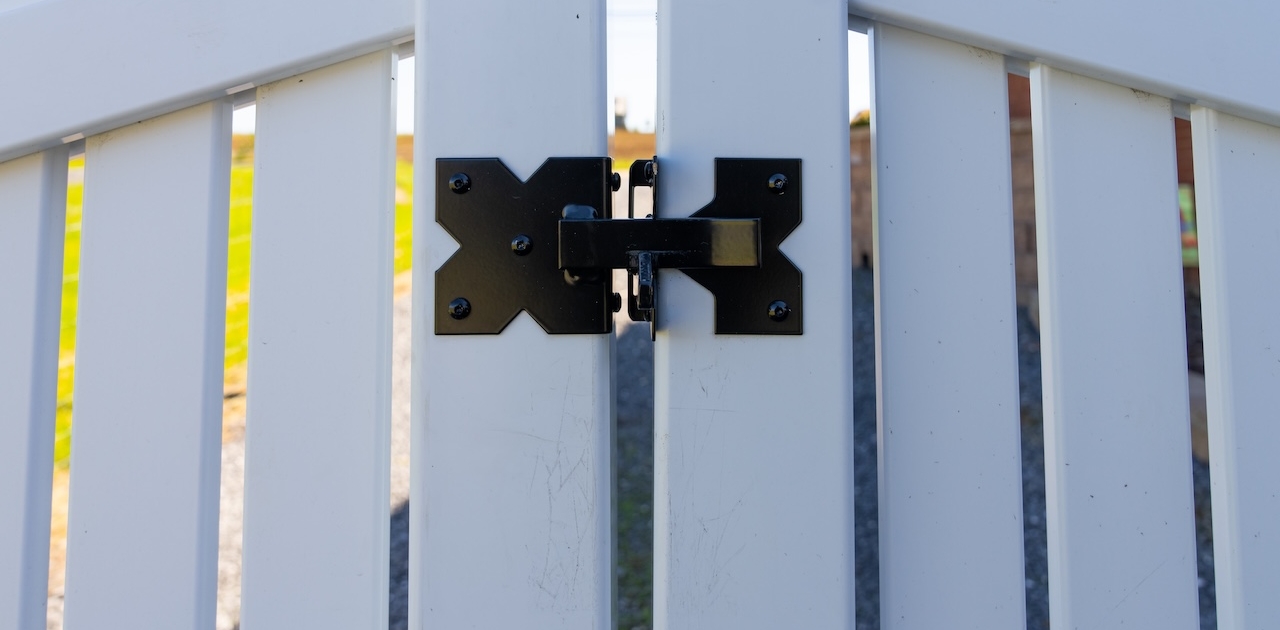 white vinyl picket yard fence gate latch